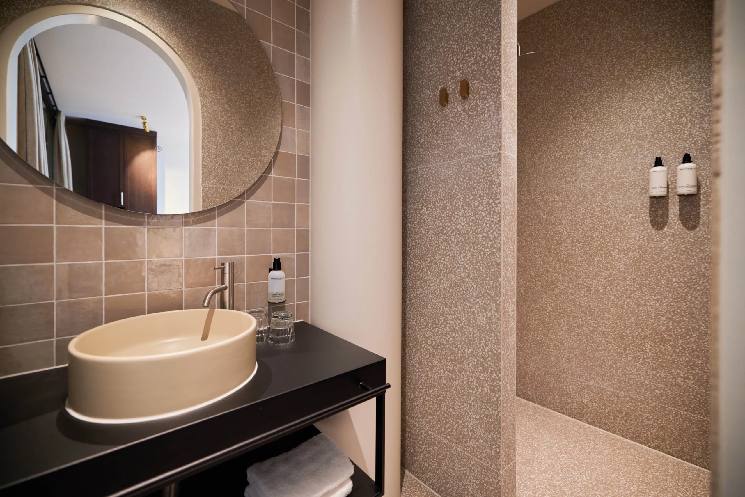 Badkamer van de Comfort kamer met ruime inloopdouche en moderne afwerking