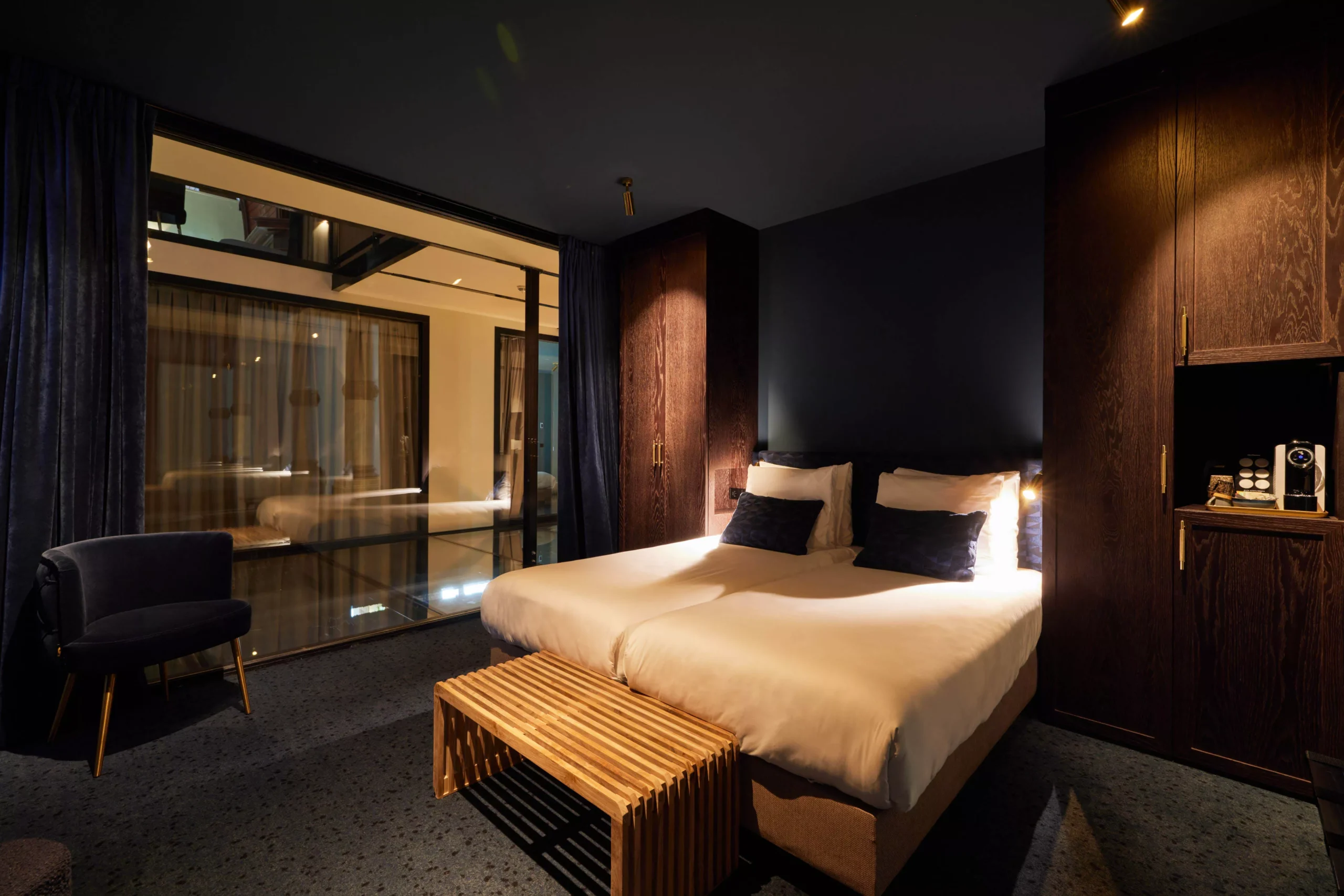 Comfort kamer met tweepersoonsbed en warme houten accenten in Heavens Hotel Hoorn