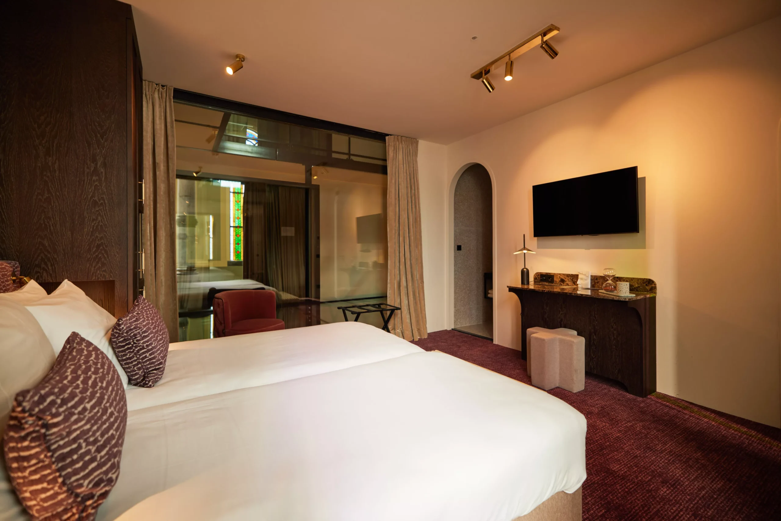 Comfort kamer met zithoek, bureau en uitzicht op de binnentuin bij Heavens Hotel Hoorn