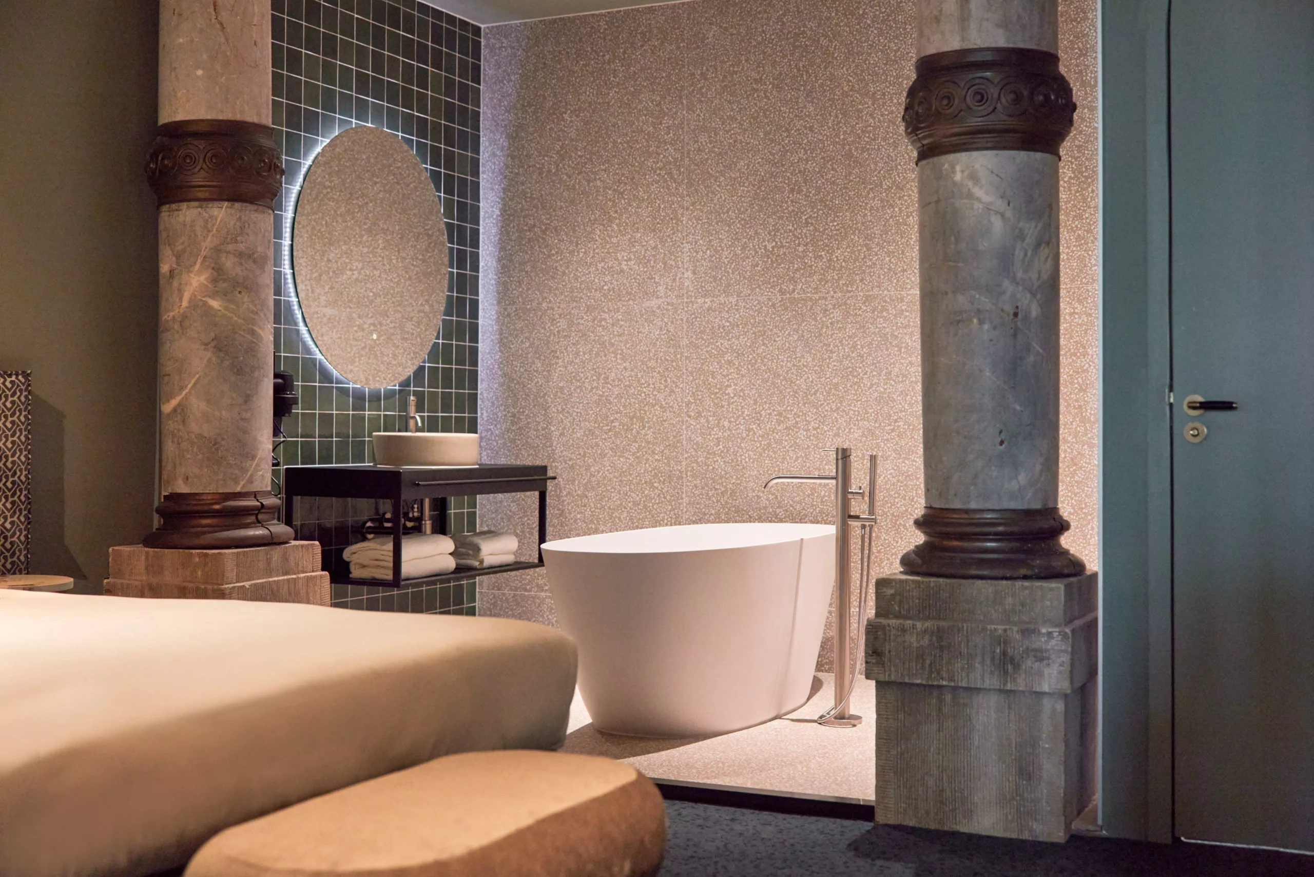 Deluxe kamer met vrijstaand bad en design badkamer in Heavens Hotel Hoorn centrum