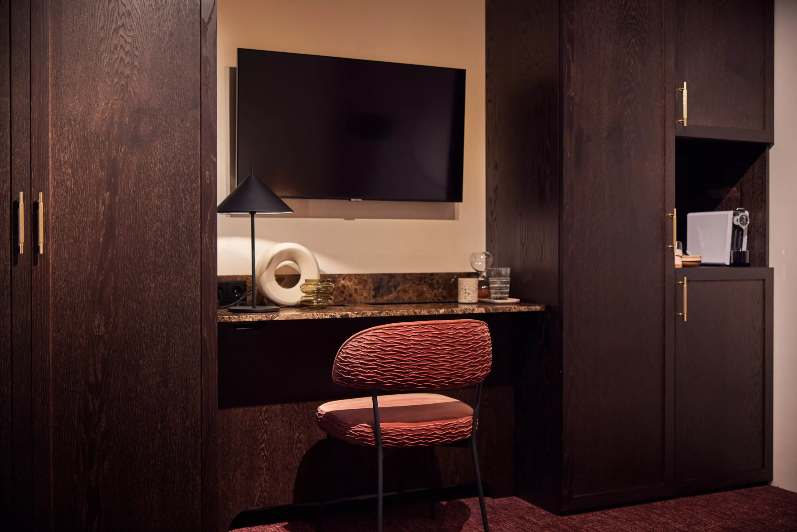 Deluxe kamer van Heavens Hotel Hoorn met bureau, flatscreen tv en warme verlichting