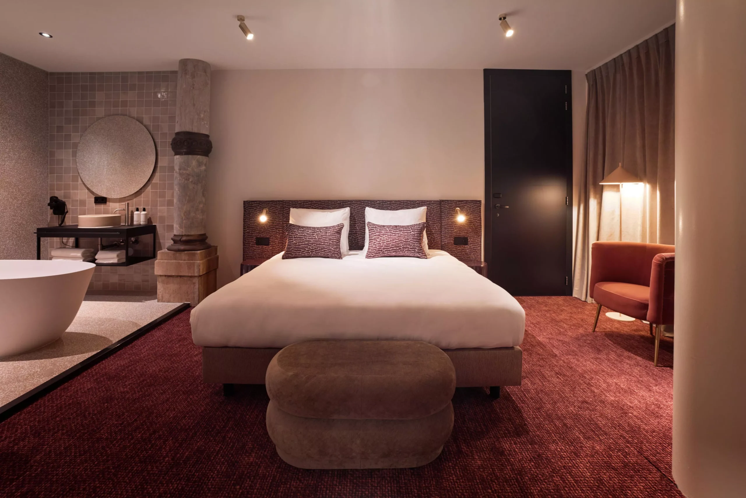 Deluxe kamer met luxe bed en doorkijk naar badkamer in Heavens Hotel Hoorn