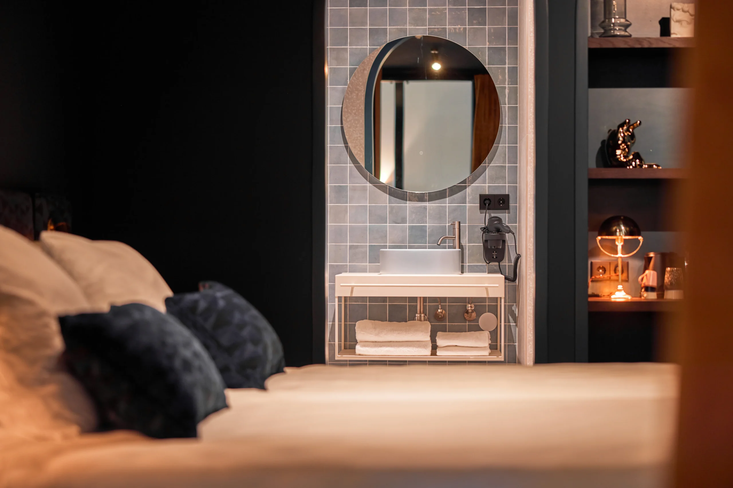 Deluxe Room met zicht op moderne badkamer en kingsize bed in Heavens Hotel Hoorn