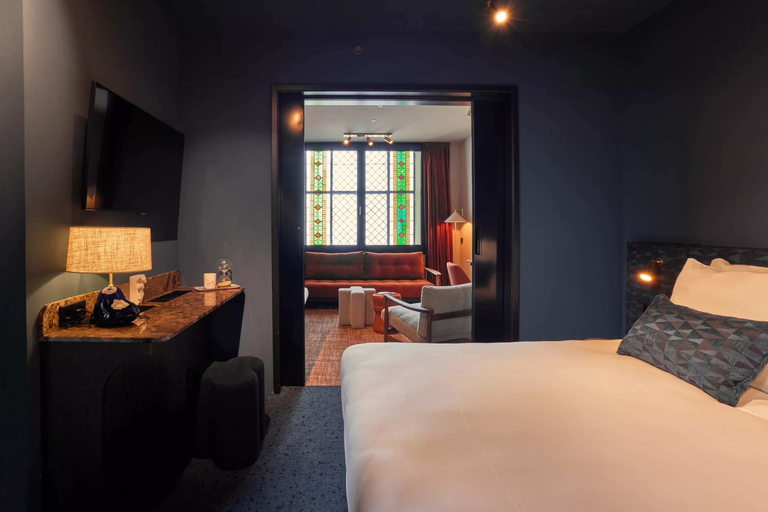 Family Suite met aparte zitkamer en uitzicht op glas-in-loodramen in Heavens Hotel Hoorn