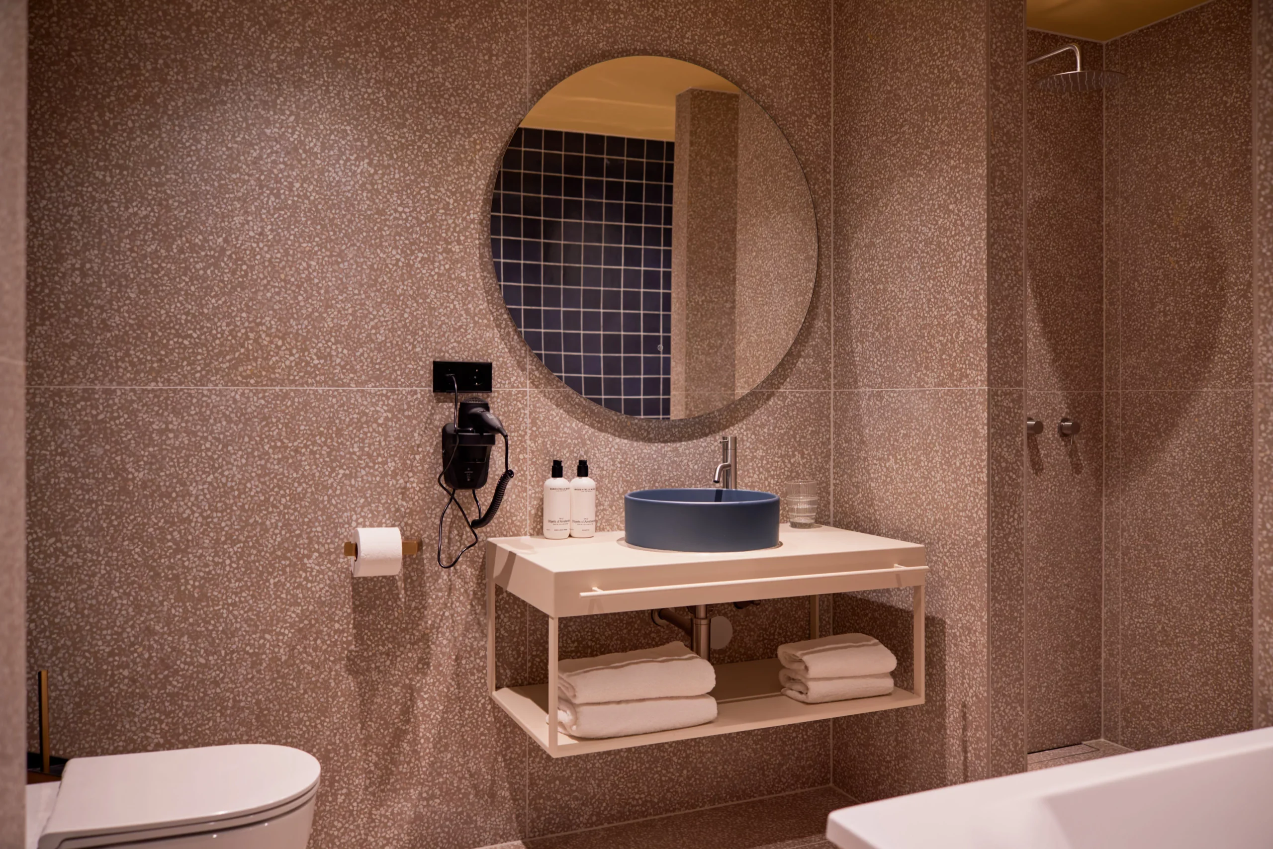 heavens-hotel-hoorn-voc-suite-badkamer-met-blauwe-waskom