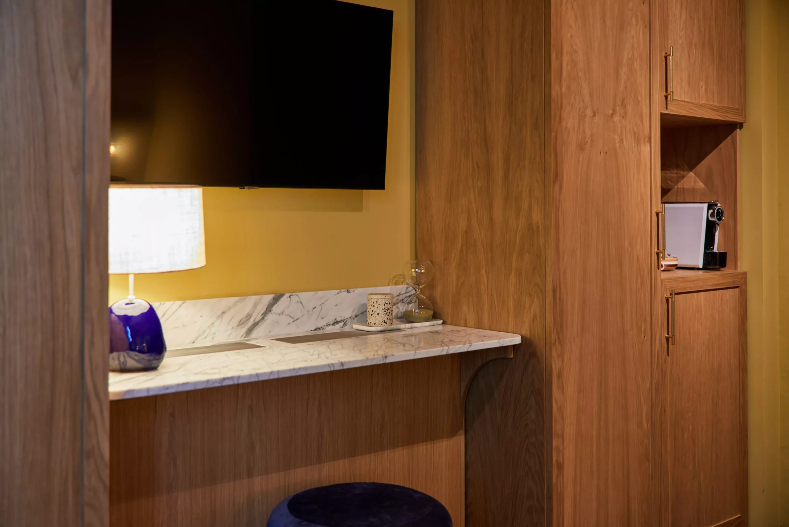 heavens-hotel-hoorn-voc-suite-marmeren-bureau-en-tv