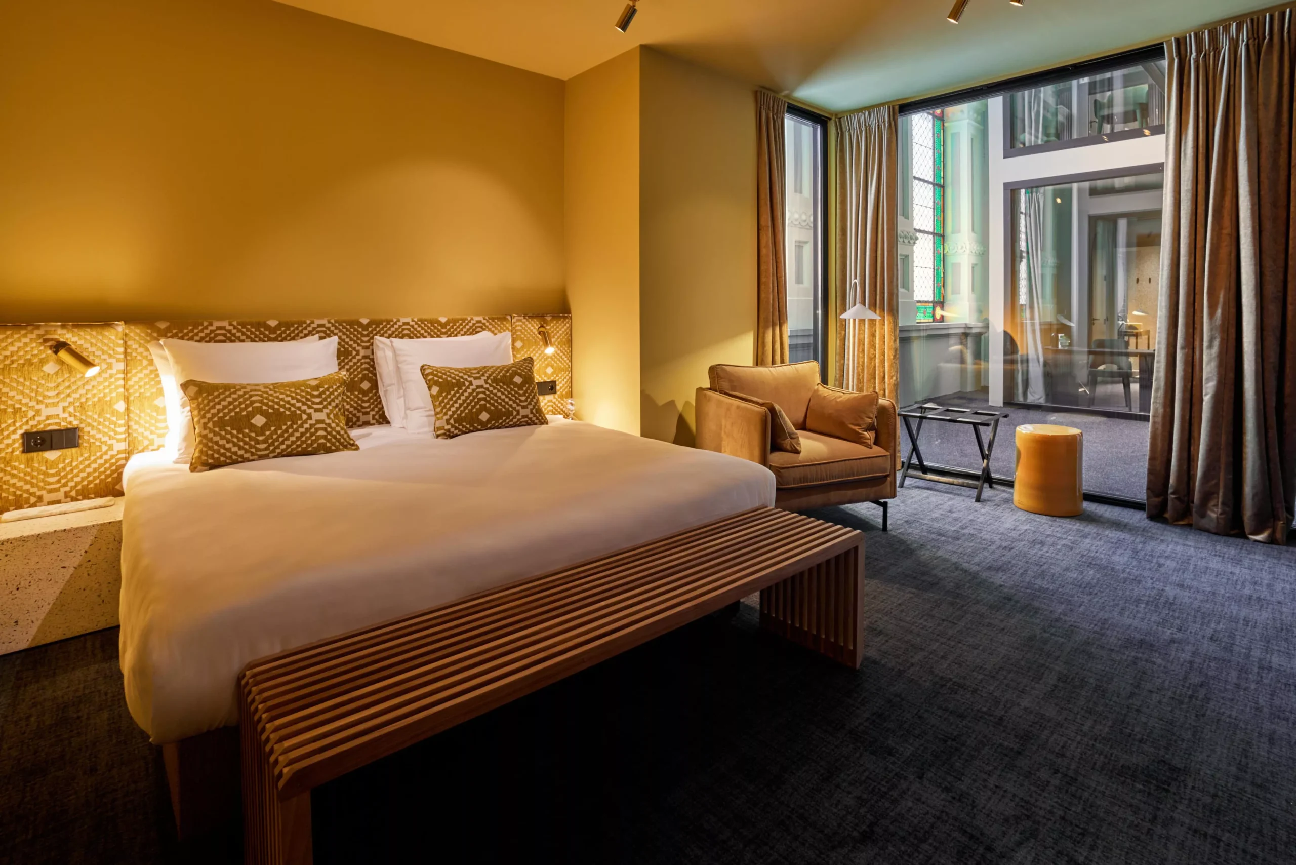 heavens-hotel-hoorn-voc-suite-met-zitgedeelte-en-raam