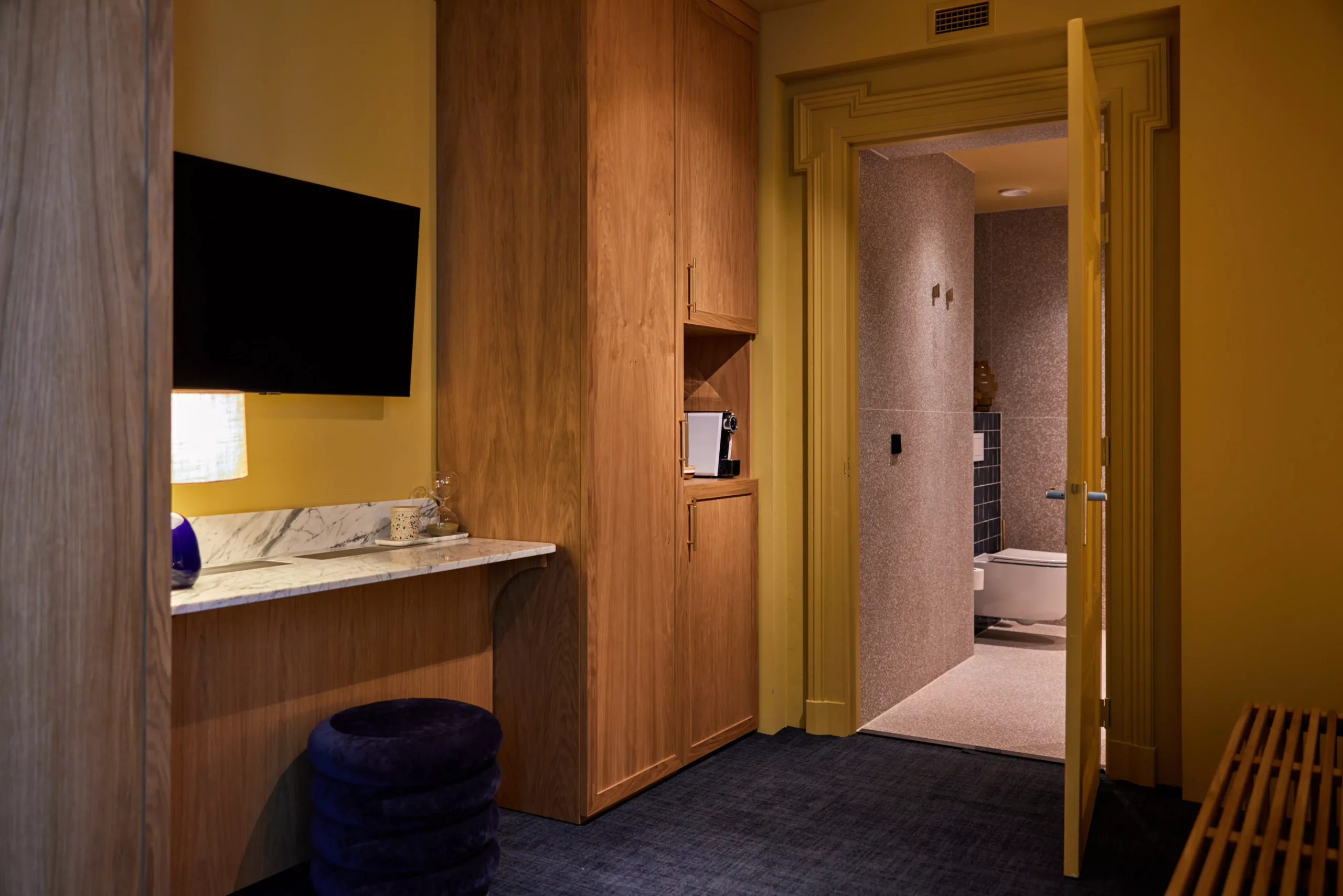 Wellness Suite met stijlvolle werkhoek en toegang tot badkamer in Heavens Hotel Hoorn