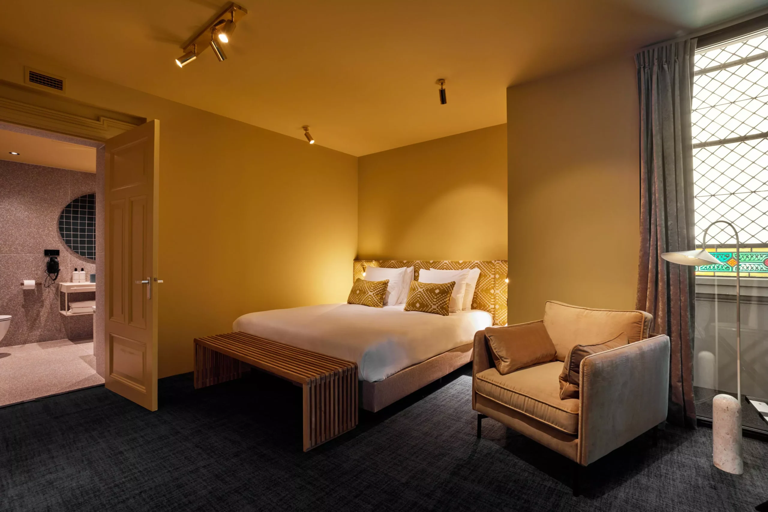 Sfeervolle Wellness Suite met kingsize bed en moderne badkamer in Heavens Hotel Hoorn centrum